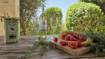 Schön drapierte Lebensmittel auf einem Holztisch im Freien