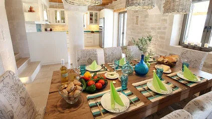 Une table de petit-déjeuner joliment dressée