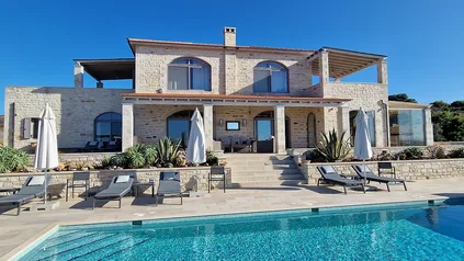 Holiday villa with a swimming pool and high-quality facilities