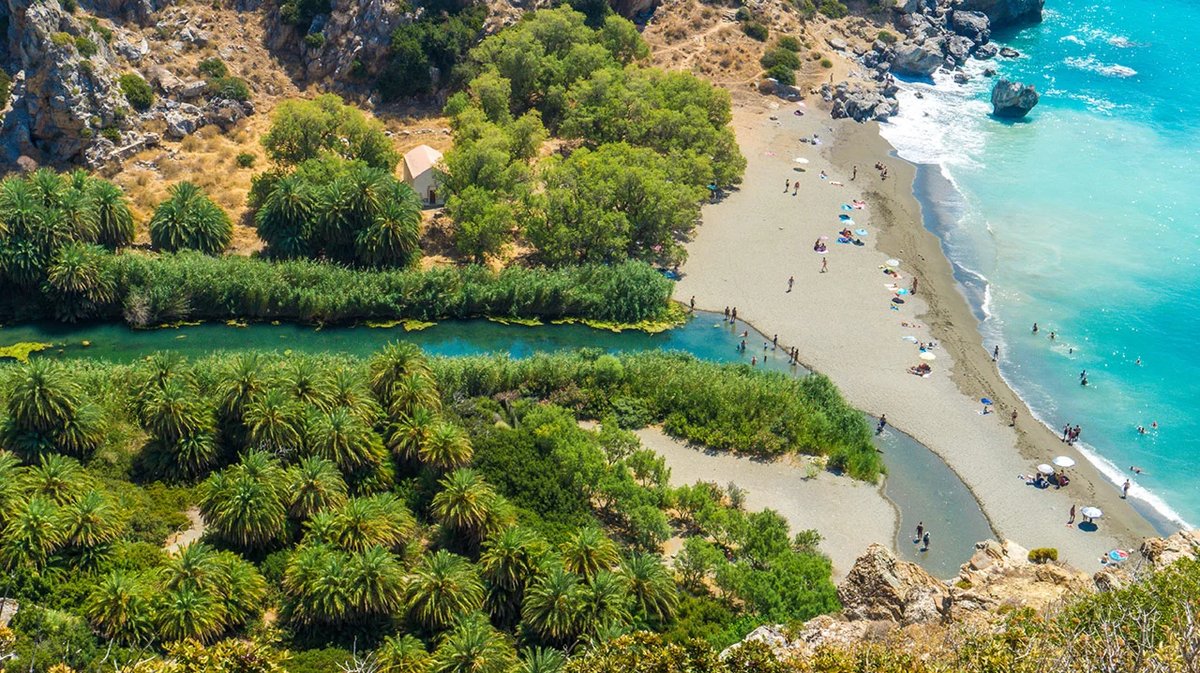 Preveli-Strand und Fluss von oben, Griechenland Kreta, Palmen Strand
